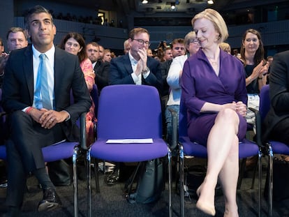 El perdedor de las primarias del Partido Conservador, Rishi Sunak, y la vencedora, Liz Truss, el lunes en Londres.