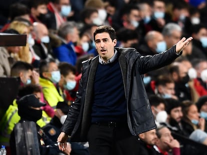 Andoni Iraola da instrucciones durante un partido del Rayo esta temporada en el estadio de Vallecas.