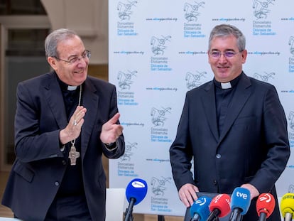 Fernando Prado comparece tras su nombramiento como obispo de San Sebastián mientras es felicitado por Francisco Pérez (derecha), arzobispo de Pamplona.