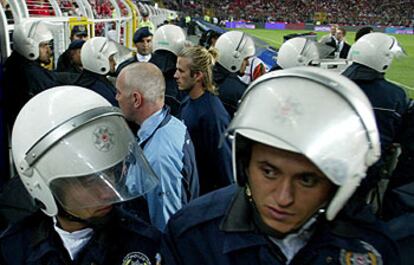 El capitán de la selección inglesa rodeado de policías antes del encuentro.