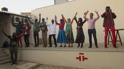 Ensayo del entremés de Cervantes 'El juez de los divorcios' en el escenario del Aula Cervantes, de Dakar.