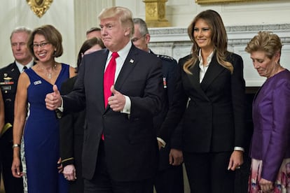 El presidente de los Estados Unidos, Donald J. Trump, posa junto a la primera dama, Melania Trump, para una fotograf&iacute;a oficial con altos l&iacute;deres militares y sus esposas en la Sala Azul de la Casa Blanca.