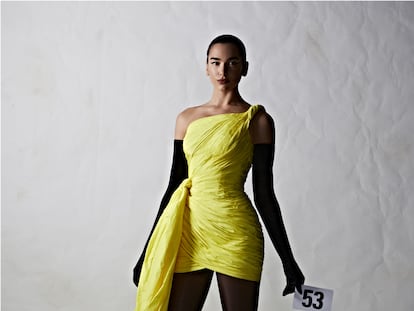 Demna une dos mundos en Balenciaga Alta Costura: la ultravanguardia y la tradición