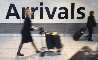 Passatgers arriben a l'aeroport de Heathrow a Londres, Regne Unit.