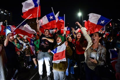 El resultado supone un golpe muy duro para el Gobierno de Gabriel Boric, que lo había apostado todo a un triunfo del apruebo. En la imagen, opositores del proyecto de nueva Constitución celebran los resultados del plebiscito, en Santiago.