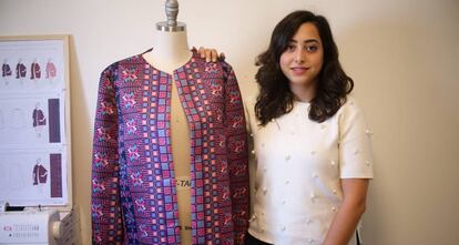 Natalie Tahhan, junto a una creación inspirada en los bordados de la ciudad de Hebrón.