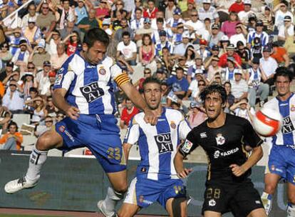 Tamudo marca el primer gol de su equipo en presencia de su compañero Luis García y del deportivista Adrián