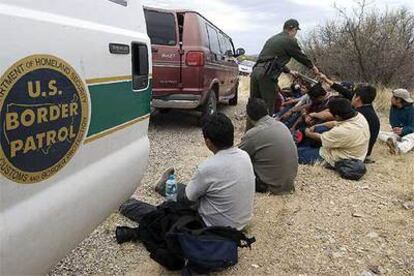 Un grupo de inmigrantes mexicanos detenidos por agentes de la Patrulla de Fronteras de EE UU.