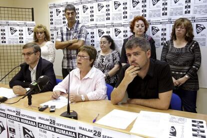 Dámaso Casado, Encarna de la Maza y Unai Sordo (sentados de izquierda a derecha), junto a representantes del resto de las centrales, en la presentación hoy de la plataforma sindical.