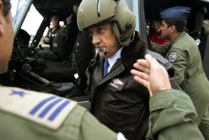 El presidente chileno, Sebastián Piñera, ayer en Valparaíso, minutos antes de subir a un helicóptero que le llevaría al sur del país.