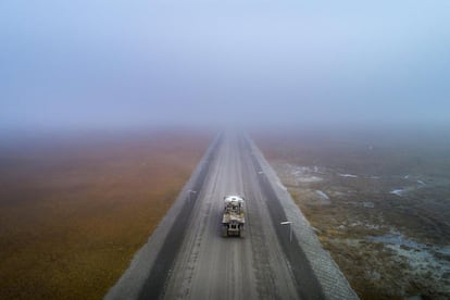 Un camión pasa por Prudhoe Bay mientras se dirige al norte a través de la autopista Dalton, cerca de Deadhorse en Alaska (EE.UU.).