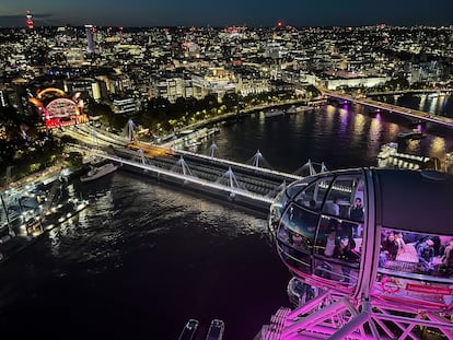 Una de las cabinas del London Eye con vistas a la ciudad de Londres de noche.