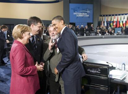 El presidente de EE UU, Barack Obama, a la derecha, saluda al presidente de Brasil, Luiz Inácio Lula da Silva, al primer ministro holandés, Jan Peter Balkenende, y a la canciller alemana, Angela Merkel, en la sala donde se celebra la cumbre.