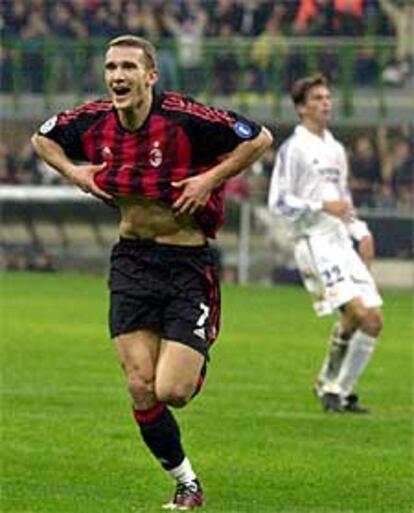 Shevchenko celebra el gol de la victoria del Mílán junto a un desconcentrado Pavón.