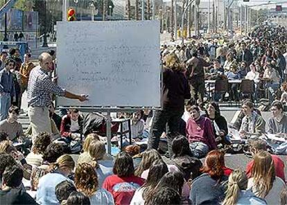 Los universitarios del campus de la Diagonal de Barcelona impartieron ayer sus clases en la calle en señal de protesta por la guerra.