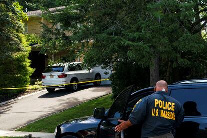 Policiais investigam a casa da juíza Esther Salas, em Nova Jersey, depois do tiroteio.