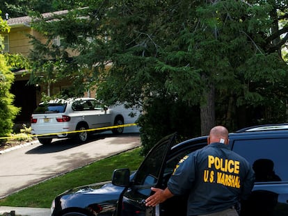 Policiais investigam a casa da juíza Esther Salas, em Nova Jersey, depois do tiroteio.