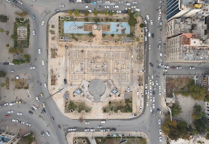 Automóviles circulan por la plaza Saadallah al Jabiri después de que los rebeldes tomaran Alepo.

