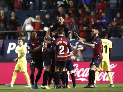 Los jugadores de Osasuna celebran la victoria contra el Villarreal, este sábado en Pamplona.