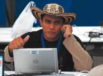Un asistente a Campus Party Colombia: el arte de combinar la tecnología punta con el icónico sombrero <i>vueltiao</i>.