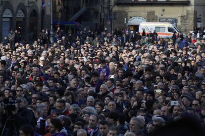 Cientos de aficionados de la Fiorentina han acudido a despedir a us capitán.