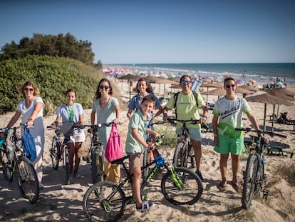 Los miembros de la familia Sánchez (Elena, Amelia, Laura, Chechu, Carolina, Pablo y Jorge) posan en la playa de Costa Ballena, el viernes en Cádiz.