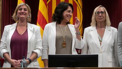 La presidenta del Parlament Anna Erra (centro), junto a las vicepresidentas Alba Vergés (izquierda) y Assumpta Escarp.