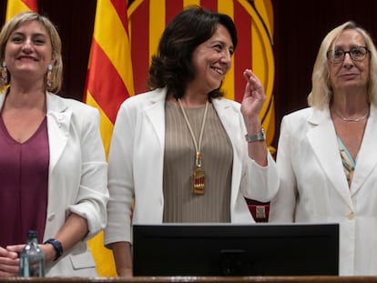 La presidenta del Parlament Anna Erra (centro), junto a las vicepresidentas Alba Vergés (izquierda) y Assumpta Escarp.