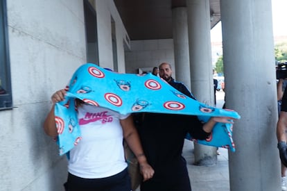 Algunos de los detenidos la semana pasada salen de los juzgados de Ribeira el día 4, tras quedar en libertad con cargos