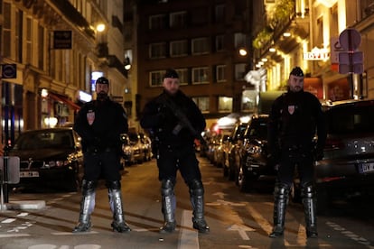 Horas después del ataque en el céntrico distrito dos de París, lleno de teatros, bares y restaurantes, la información sobre el asaltante empieza a conocerse, aunque con gran lentitud. En la imagen, varios policías aseguran la zona, el 12 de mayo de 2018.