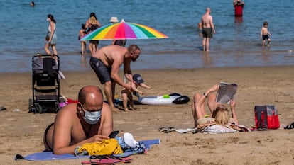 Bañistas en la playa Las Canteras de Las Palmas en mayo.