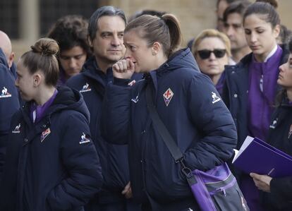 Jugadoras del equipo femenino de la Fiorentina, momentos antes del comienzo del funeral.