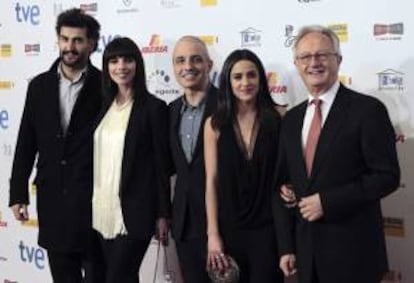 El equipo de la película "Blancanieves", su director Pablo Berger (c), el producto Ibon Cormenzana (i), y las actrices Maribel Verdú (2i), Macarena García (2d), entre otros, a su llegada a la ceremonia de entrega de la XVIII edición de los premios "Jose María Forqué" que se celebra hoy en los Teatros del Canal de Madrid.