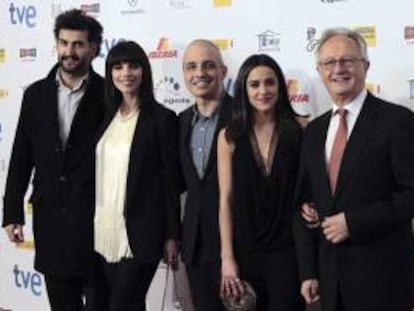 El equipo de la película "Blancanieves", su director Pablo Berger (c), el producto Ibon Cormenzana (i), y las actrices Maribel Verdú (2i), Macarena García (2d), entre otros, a su llegada a la ceremonia de entrega de la XVIII edición de los premios "Jose María Forqué" que se celebra hoy en los Teatros del Canal de Madrid.