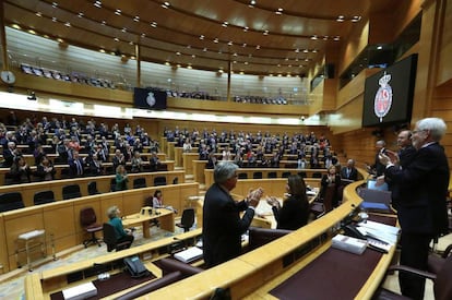 Los senadores aplauden al presidente de la cámara, Pio García Escudero, tras su discurso de despedida en el último pleno de la legislatura. / K. HUESCA (EFE)