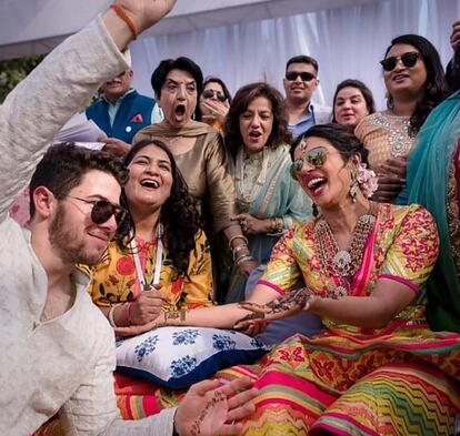 Las celebraciones comenzaron el jueves, con el Mehendi, una ceremonia previa en la que se pintan manos y pies con henna, rodeados de música y bailes, como marca la tradición hindú.