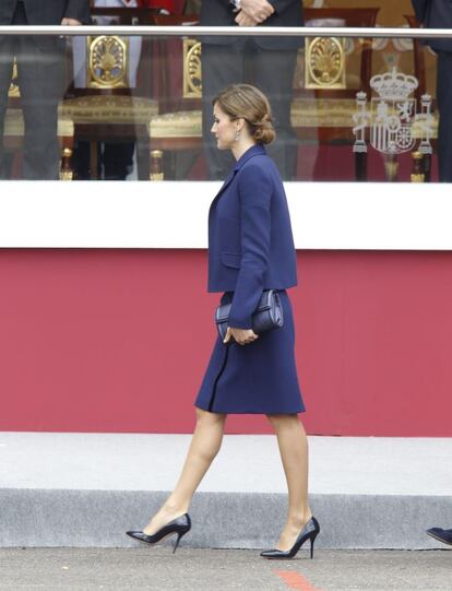 La Reina, con un modelo de Felipe Varela, en el desfile de este 12 de octubre, al que ha asistido junto a don Felipe y sus dos hijas.