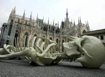 La escultura <i>Calamita Cósmica</i> tumbada ayer en la Plaza del Duomo.