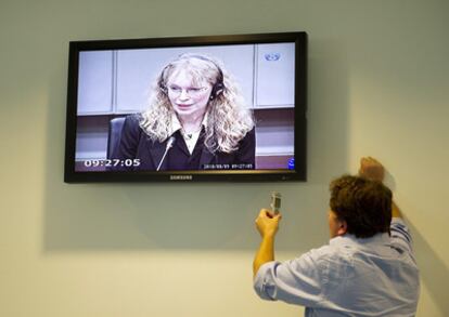 Momento en que la actriz estadounidense Mia Farrow ofrece su testimonio en el Tribunal Especial para Sierra Leona