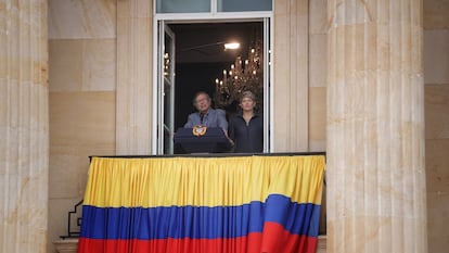 El presidente Gustavo Petro junto a su esposa, Verónica Alcocer, durante el discurso presidencial desde el balcón en la Casa de Nariño, el 1 de mayo de 2023.