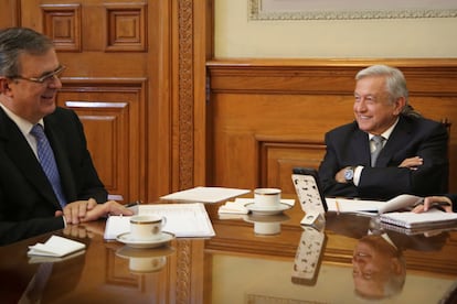 El canciller mexicano Marcelo Ebrard y el presidente Andrés Manuel López Obrador durante la conversación telefónica con la vicepresidenta estadounidense Kamala Harris