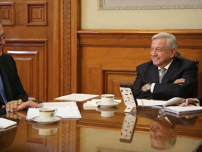 El canciller mexicano Marcelo Ebrard y el presidente Andrés Manuel López Obrador durante la conversación telefónica con la vicepresidenta estadounidense Kamala Harris