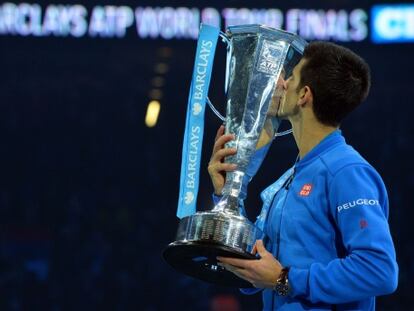 Djokovic besa el trofeo de campe&oacute;n en Londres.