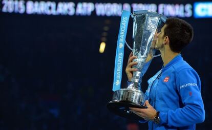 Djokovic besa el trofeo de campe&oacute;n en Londres.