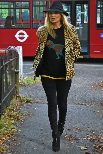 La mismísima Kate Moss fue vista en Londres luciendo el suyo. Sus característicos pitillos negros y su inseparable abrigo de leopardo completaron el look.