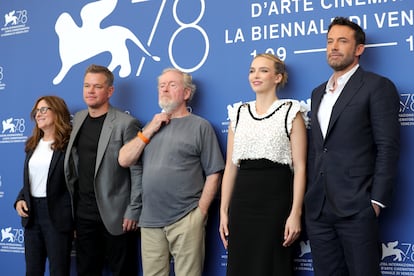 De izquierda a derecha, Nicole Holofcener, Matt Damon, Ridley Scott, Jodie Comer y Ben Affleck, antes de la presentación de 'El último duelo'.