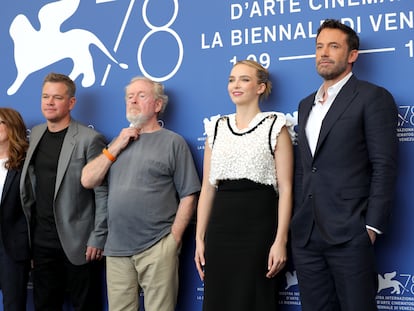 De izquierda a derecha, Nicole Holofcener, Matt Damon, Ridley Scott, Jodie Comer y Ben Affleck, antes de la presentación de 'El último duelo'.