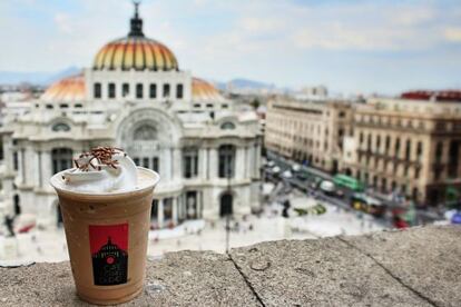 El Gran Café de la Ciudad de México está ubicado sobre un cruce caótico: Eje Central y Avenida Juárez.