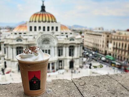 El Gran Café de la Ciudad de México está ubicado sobre un cruce caótico: Eje Central y Avenida Juárez.