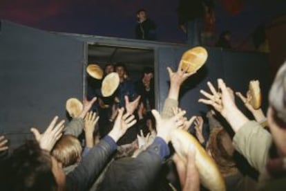 Decenas de rumanos recogen pan de un almacén estatal, tomado por los ciudadanos el 22 de diciembre en Timisoara. / Jacques Langevin (Sygma/Corbis)